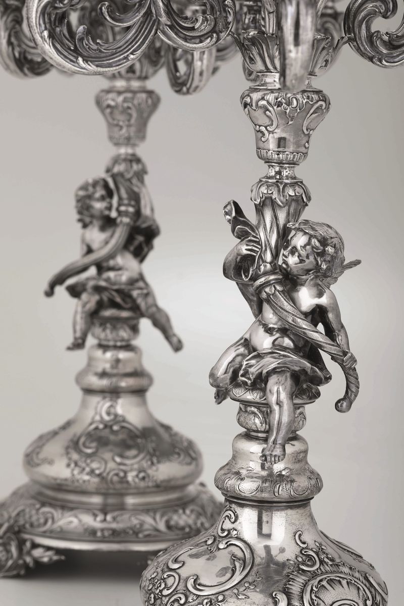 Coppia di Grandi Candelabri in Argento Fuso. Vienna, Bolli di Titolo in Uso dal 1867 al 1922 e De...