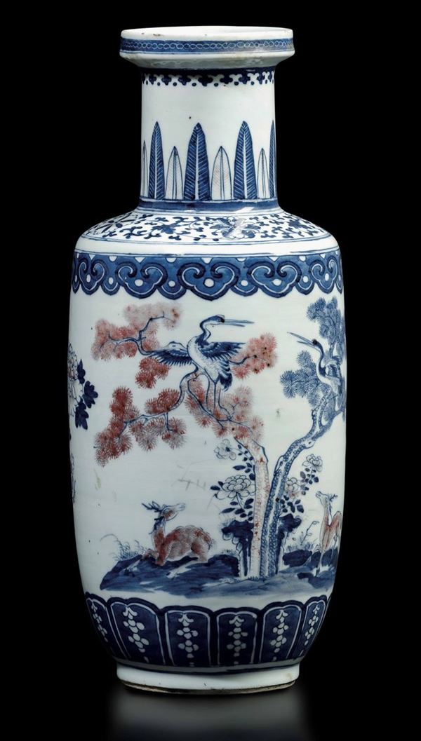 Vaso Rouleau in porcellana bianca, blu e rosso ferro sotto smalto raffigurante paesaggio con peonie in fiore, uccellini e cerbiatti, Cina, Dinastia Qing, XIX secolo