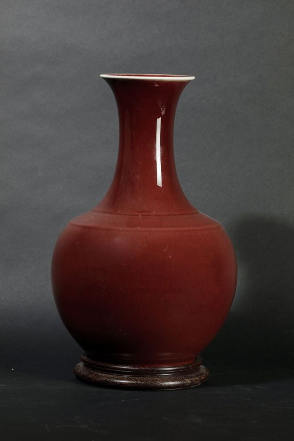 Vaso in porcellana monocroma sangue di bue, Cina, Dinastia Qing, epoca Guangxu (1875-1908)