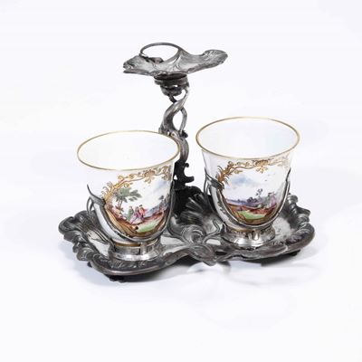 Trembleuse in Argento con Coppia di Tazze in Porcellana di Meissen. Bolli di Fantasia Ad Imitazio...