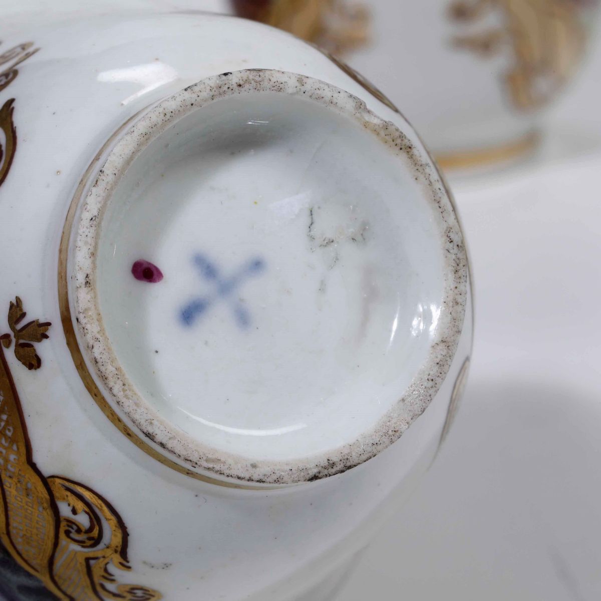 Trembleuse in Argento con Coppia di Tazze in Porcellana di Meissen. Bolli di Fantasia Ad Imitazio...