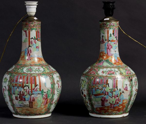 Coppia di vasi a bottiglia in porcellana Famiglia Rosa con scene di vita comune e soggetti naturalistici entro riserve, Cina, Canton, Dinastia Qing, XIX secolo
