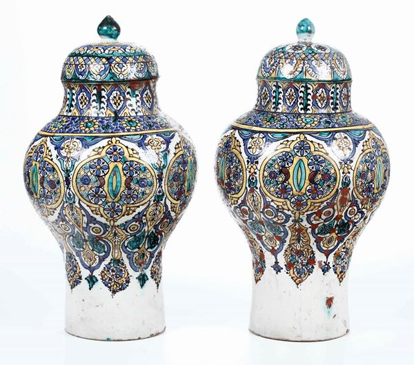 Coppia di vasi con coperchio. XX secolo