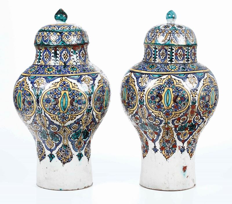 Coppia di vasi con coperchio in maiolica  - Asta Dipinti e Tappeti Antichi, Arte Orientale e Ceramiche Europee | Asta a Tempo - Cambi Casa d'Aste