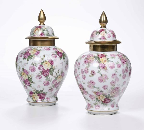 Coppia di vasi in porcellana a decoro floreale, Bavaria XX secolo