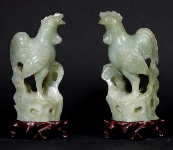 Due figure di galli scolpiti in giada Celadon, Cina, Dinastia Qing, fine XIX secolo
