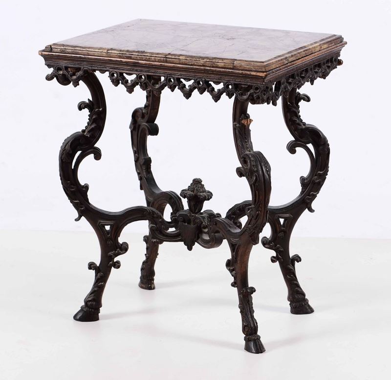 Tavolino in legno intagliato con piano in marmo, XIX secolo  - Asta Antiquariato e dipinti  IV | Asta a Tempo - Cambi Casa d'Aste