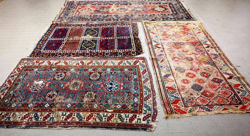 Lotto di quattro tappeti, tre caucasici e uno persiano, fine XIX secolo  - Auction Carpets - Time Auction - Cambi Casa d'Aste