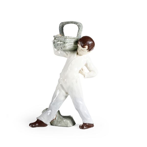 Figura di ragazzo con cesto, XX secolo.<BR>