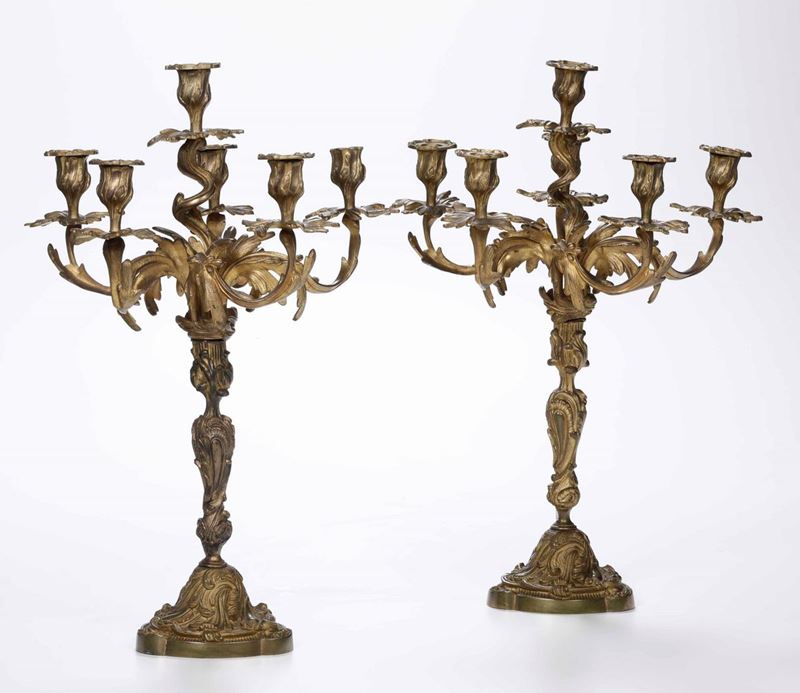 Coppia di candelabri in bronzo dorato a 6 luci, Stile Luigi XV  - Auction Fine Art January | Cambi Time - I - Cambi Casa d'Aste