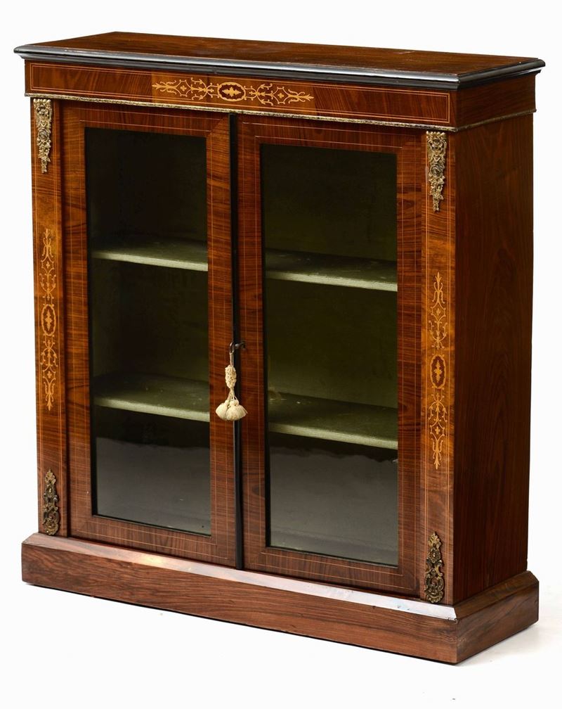 Mobile vetrina a due ante in noce e radica di noce,  Inghilterra XIX secolo  - Asta Antiquariato | Asta a Tempo - Cambi Casa d'Aste