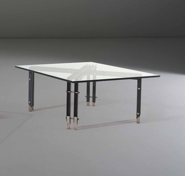 Tavolo basso con struttura in metallo, metallo nichelato e piani in vetro molato.