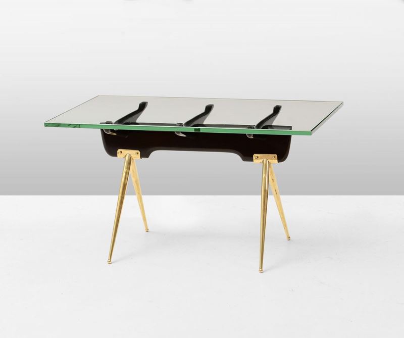 Tavolo basso con struttura in legno e sostegni in ottone. Piano in vetro molato.  - Auction Design Lab - Cambi Casa d'Aste