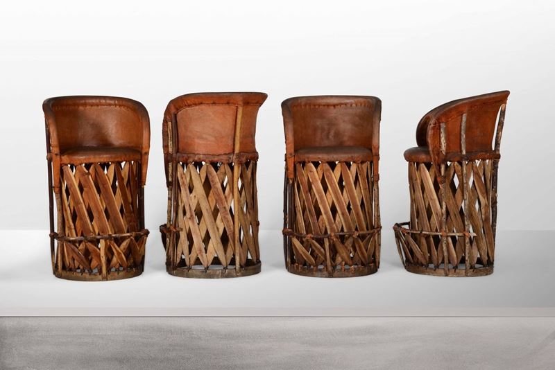 Quattro sgabelli con struttura in legno e rivestimento in pelle.  - Auction Design - Cambi Casa d'Aste