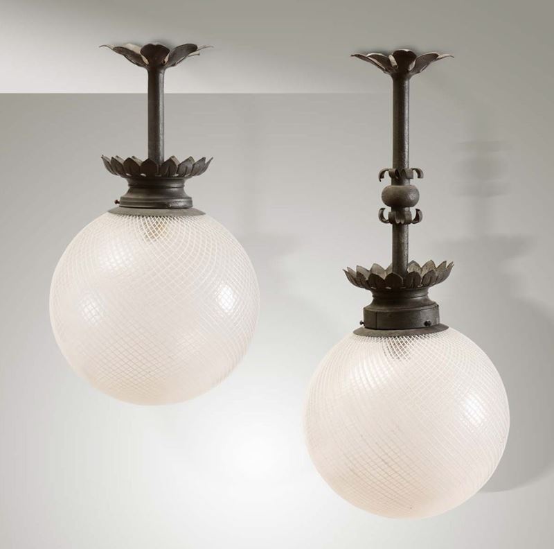 Due lampade a sospensione con struttura in ferro patinato e diffusori in vetro di Murano reticello.  - Auction Design Lab - Cambi Casa d'Aste