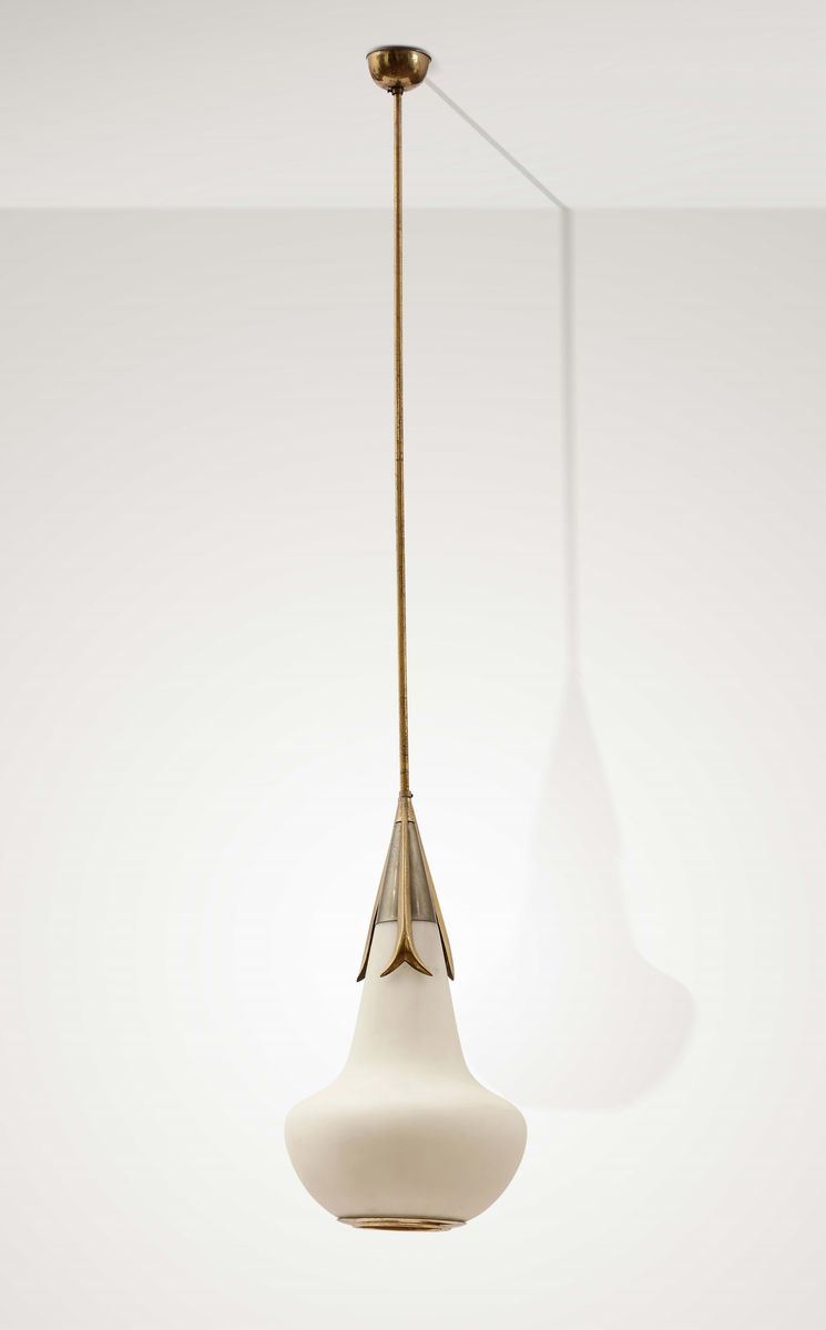 Lampada a sospensione con struttura in metallo, ottone e diffusore in vetro opalino satinato.  - Auction Design Lab - Cambi Casa d'Aste