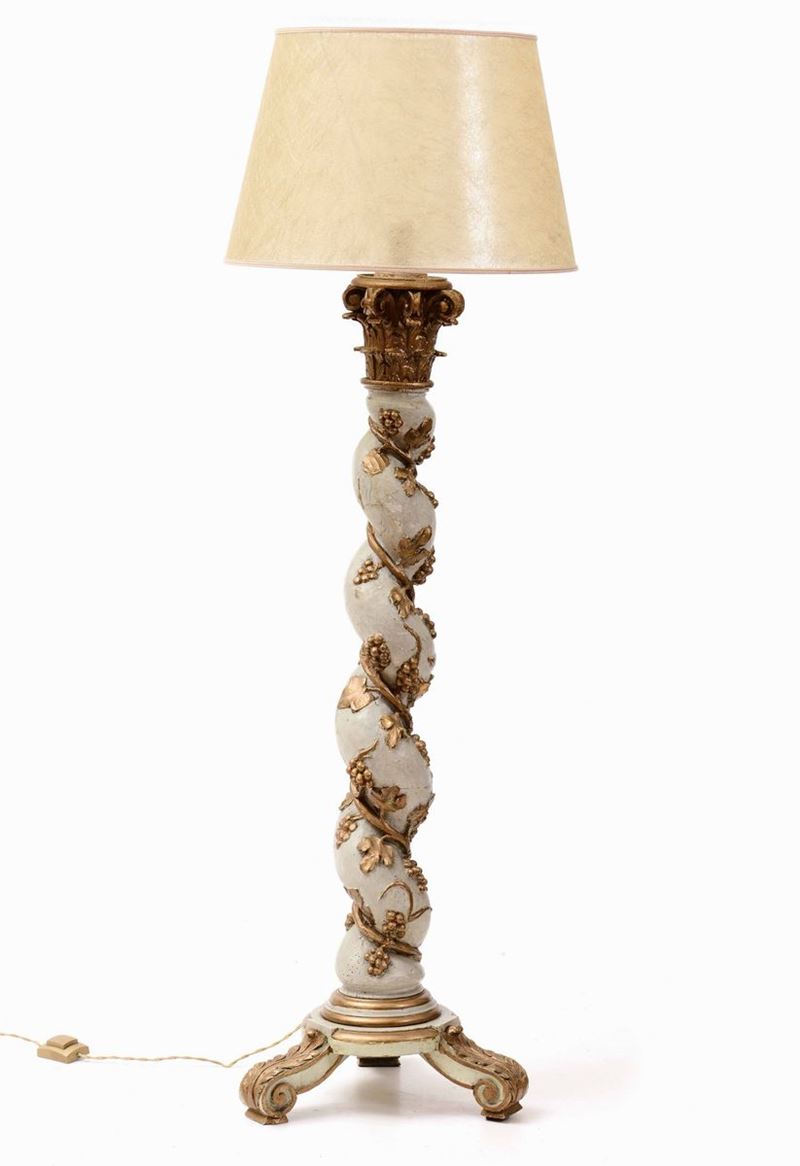 Piantana a torchon in legno intagliato, laccato e dorato, XVIII-XIX secolo  - Auction Antiques - Time Auction - Cambi Casa d'Aste