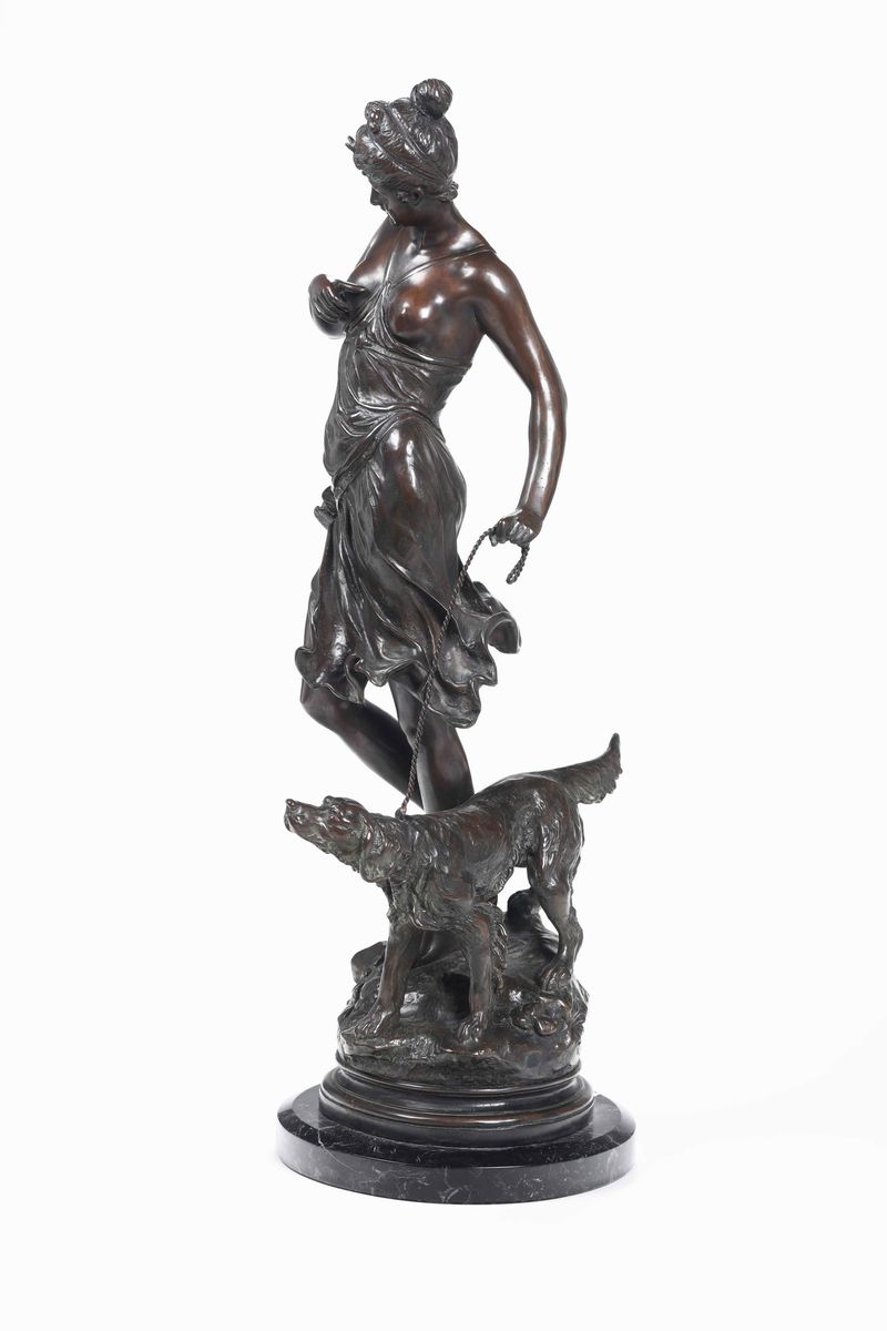 Diana Cacciatrice in Bronzo Patinato e Base in Marmo. Fonditore del XIX-XX Secolo