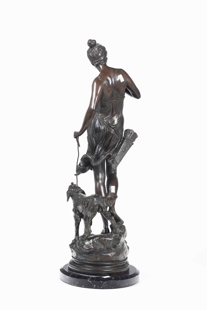 Diana Cacciatrice in Bronzo Patinato e Base in Marmo. Fonditore del XIX-XX Secolo