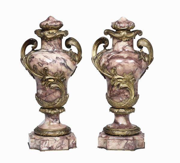 Coppia di vasi in marmo rosa con guarnizioni in bronzo dorato, Francia inizio XX secolo