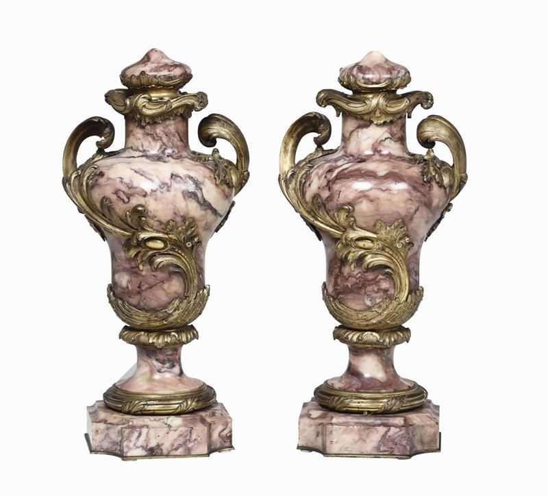 Coppia di vasi in marmo rosa con guarnizioni in bronzo dorato, Francia inizio XX secolo  - Asta Importanti Sculture, Arredi e Oggetti d'Arte - Cambi Casa d'Aste