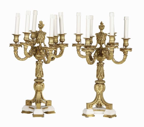 Coppia di candelabri a sei fiamme in bronzo dorato e marmo bianco. Manifattura del XIX-XX secolo