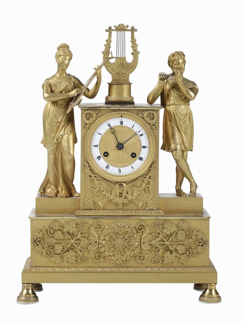Pendola da tavolo in bronzo dorato con coppia di suonatori, Francia XIX secolo  - Asta Importanti Sculture, Arredi e Oggetti d'Arte - Cambi Casa d'Aste