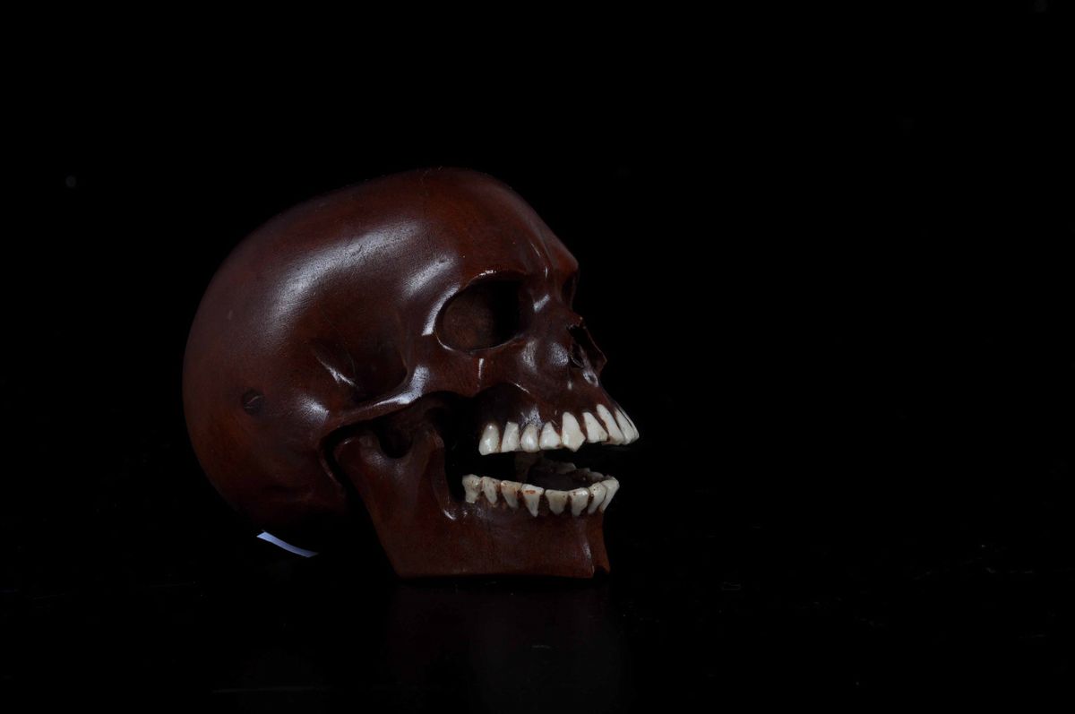 Oggetto Vanitas, legno e osso, cm 9x7,5x5,5