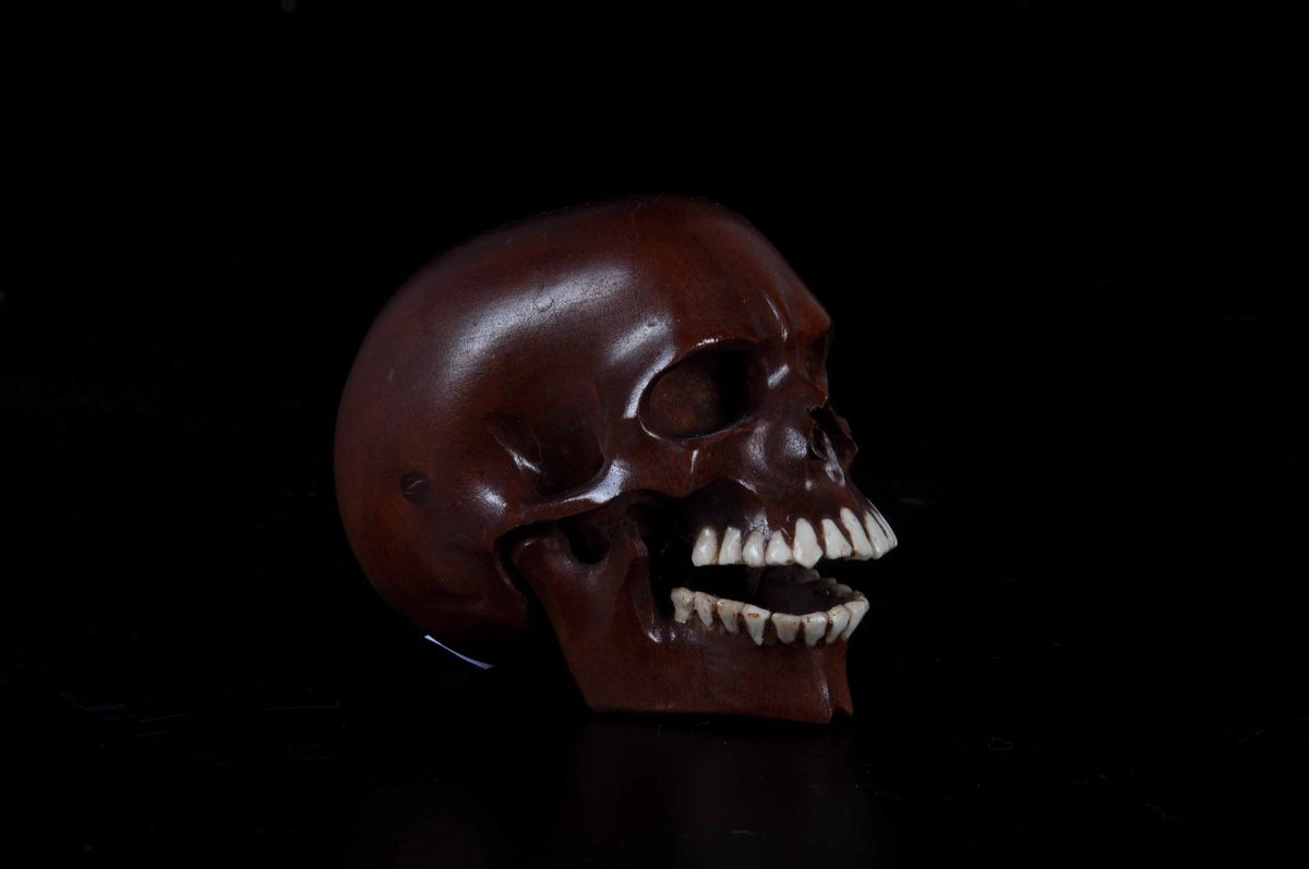 Oggetto Vanitas, legno e osso, cm 9x7,5x5,5