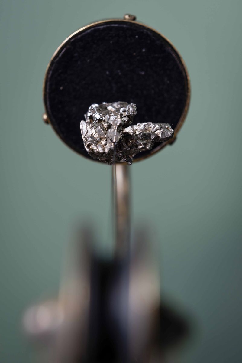 Meteorite Sospesa in Base Magnetica