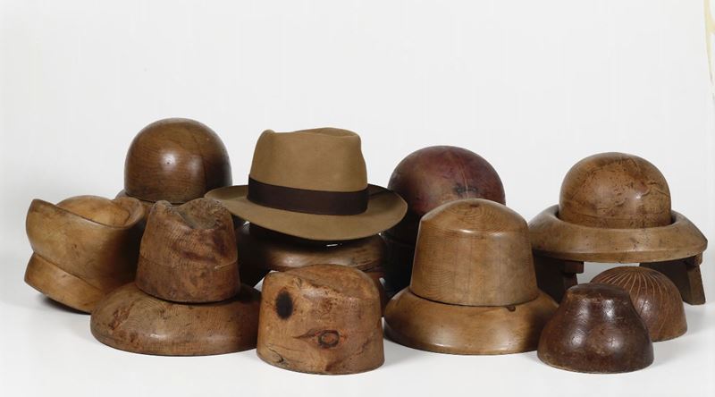 Dieci forme per cappello in legno probabilmente per Borsalino, Italia, XX secolo  - Asta Out of the Ordinary - Cambi Casa d'Aste