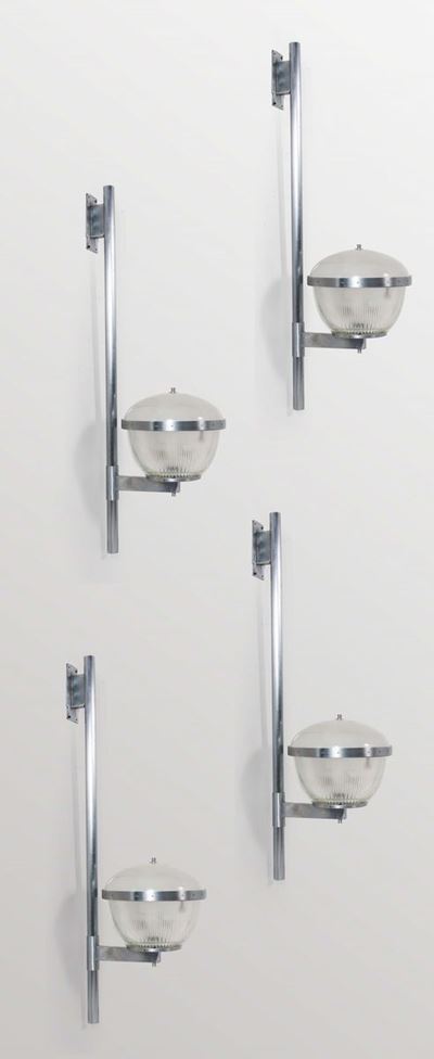 Quattro Lampade a Parete con Struttura in Metallo Nichelato, Diffusore in Vetro Stampato.