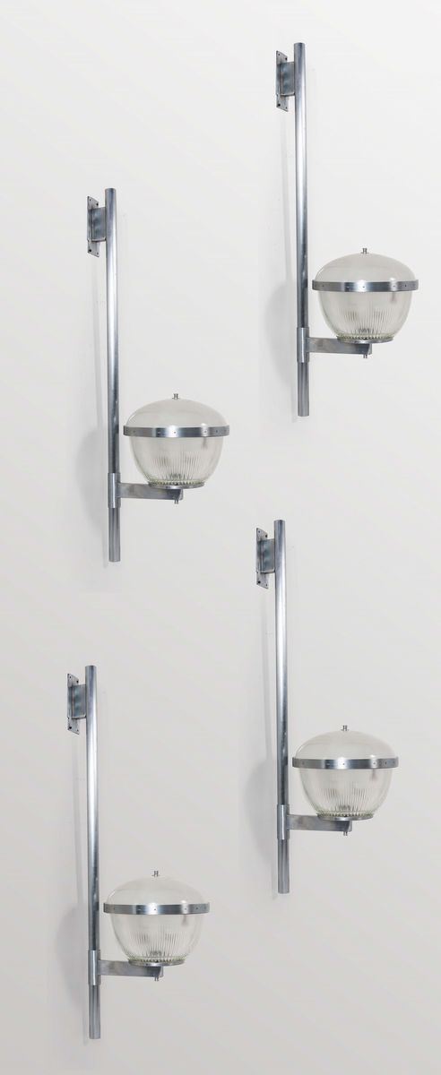 Quattro lampade a parete con struttura in metallo nichelato, diffusore in vetro stampato.  - Asta Design Lab - Cambi Casa d'Aste