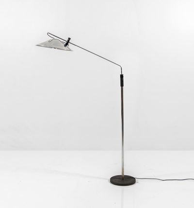 Lampada da Terra con Struttura in Metallo Laccato e Diffusore in Metallo Cromato.