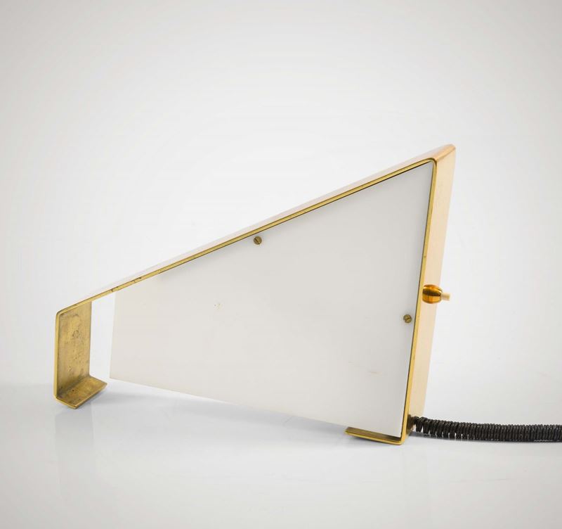 Lampada da tavolo con struttura in ottone e diffusore in metacrilato.  - Auction Design Lab - Cambi Casa d'Aste