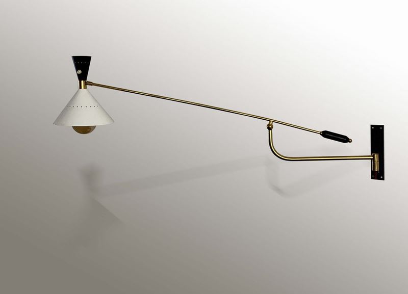 Lampada da parete a bilanciere, orientabile con struttura in ottone e diffusore in metallo laccato.  - Auction Design Lab - Cambi Casa d'Aste