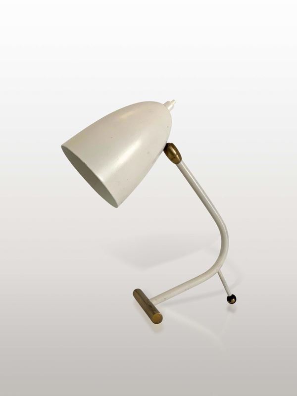 Lampada da tavolo orientabile con struttura e diffusore in metallo laccato, particolari in ottone.