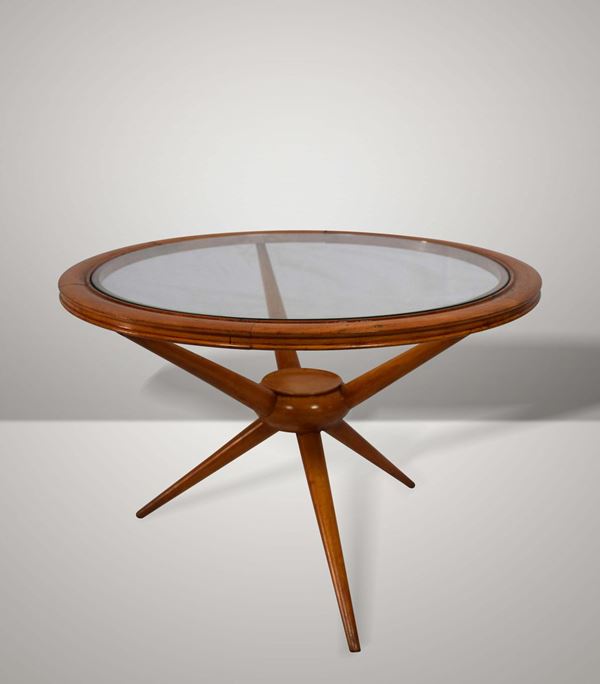 Tavolo basso rotondo con struttura in legno, legno tornito e piano in cristallo molato.
