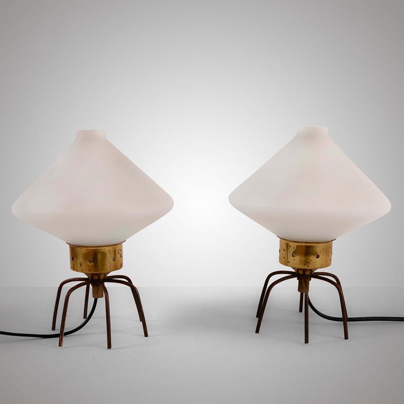 Coppia di lampade da tavolo con struttura in metallo laccato, ottone e diffusore in vetro opalino sabbiato.  - Asta Design Lab - Cambi Casa d'Aste