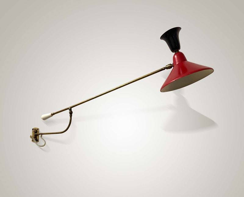 Lampada da parete a bilanciere, orientabile con struttura in ottone e diffusore in metallo laccato.  - Auction Design Lab - Cambi Casa d'Aste