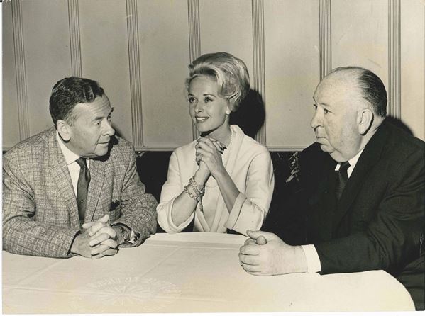 Alfred Hitchcock con “Tippi” Hedren durante un’intervista con Bert Reisfeld, corrispondente di Hollywood