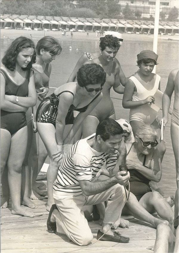 Pier Paolo Pasolini sta realizzando un’inchiesta sul comportamento sessuale in Italia. Venezia, agosto 1963