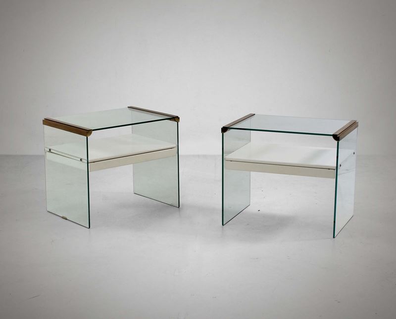 Due comodini con struttura in cristallo molato, legno laccato. Dettagli in ottone.  - Auction Design Lab - Cambi Casa d'Aste