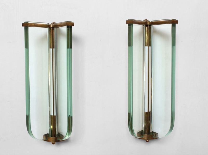 Due appliques con struttura in ottone e diffusori in cristallo molato.  - Auction Design Lab - Cambi Casa d'Aste