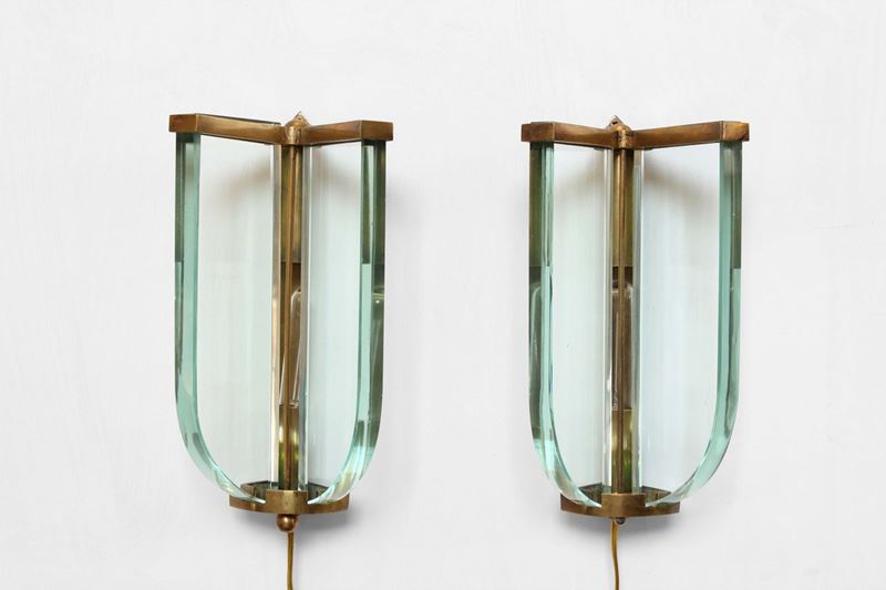 Due appliques con struttura in ottone e diffusori in cristallo molato  - Auction Design Lab - Cambi Casa d'Aste