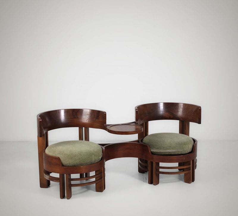 Una seduta doppia con tavolino. Struttura in legno e rivestimenti in tessuto.  - Auction Design Lab - Cambi Casa d'Aste