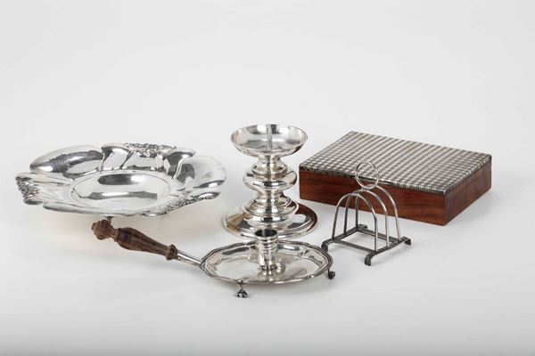 Portacandele, portatost, bugia, centrotavola e scatola in legno con coperchio argento, varie epoche e manifatture