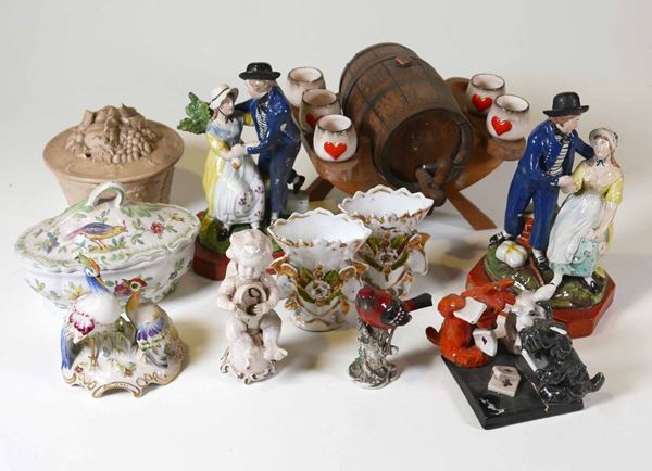 Lotto misto di statuine e altri oggetti in ceramica