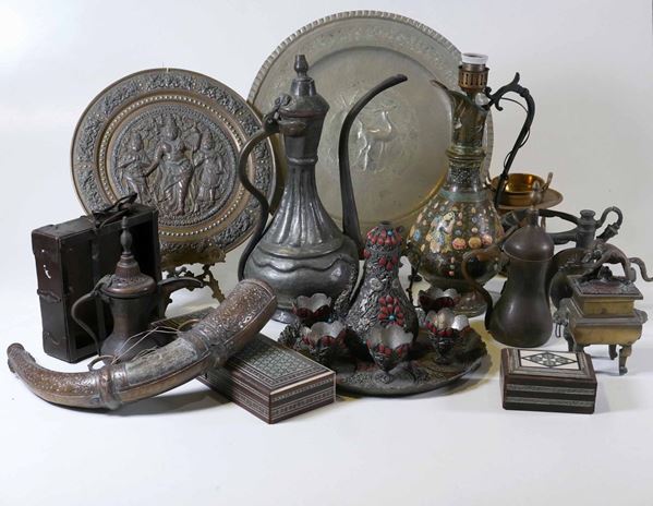 Lotto misto di oggetti orientali in metallo