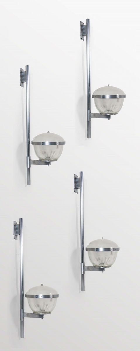 Quattro lampade a parete con struttura in metallo nichelato, diffusore in vetro stampato.  - Auction Design Lab - Cambi Casa d'Aste